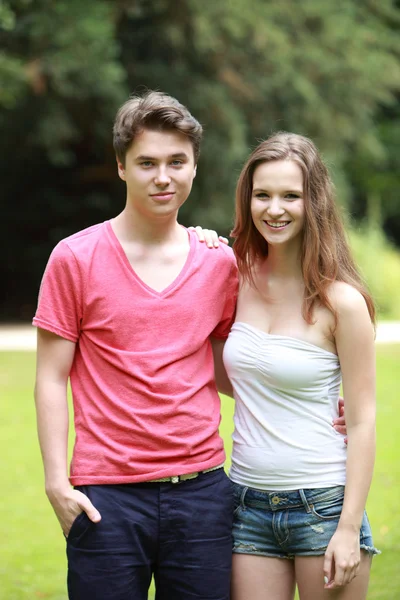 Jeune couple adolescent attrayant — Photo