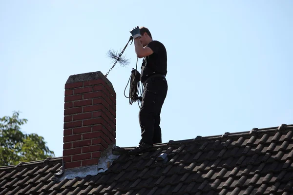 Schornsteinfeger führt Bürste ein — Stockfoto