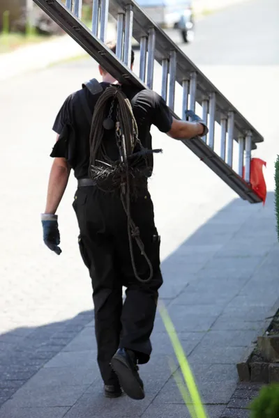 Schoorsteenveger op het werk — Stockfoto