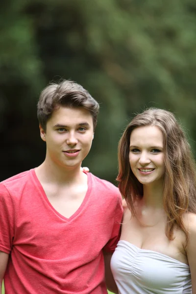 Retrato de um jovem casal adolescente — Fotografia de Stock