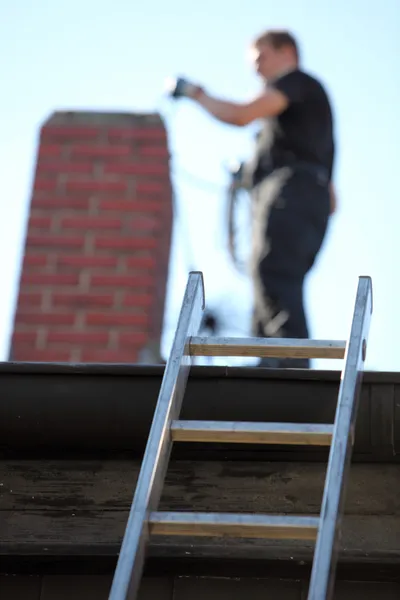 Schoorsteenveger op het werk — Stockfoto