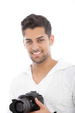 genç adam elinde bir dslr fotoğraf makinesi ile