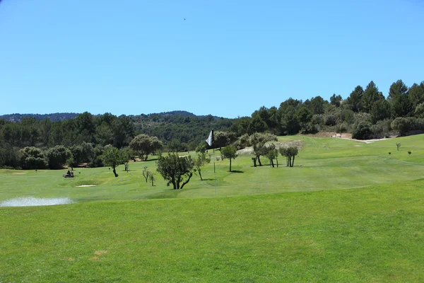 Bellissimo campo da golf verde lussureggiante — Foto Stock