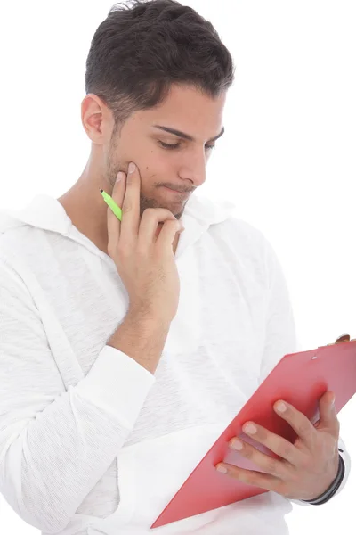 Junger Mann liest Notizen auf Klemmbrett — Stockfoto