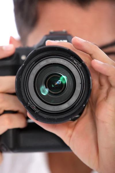 Homem focando sua câmera — Fotografia de Stock