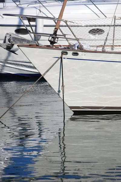 Yay ve bir tekne bağlama çizgileri — Stok fotoğraf