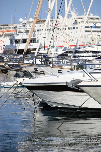 Yachts de luxe avec paquebot de croisière derrière — Photo