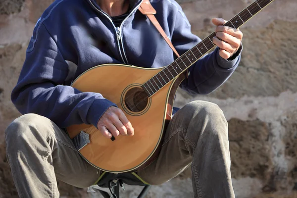 Adam mandolin çalmaya — Stok fotoğraf