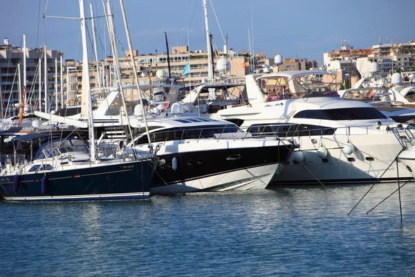 Luxe jachten in de haven — Stockfoto