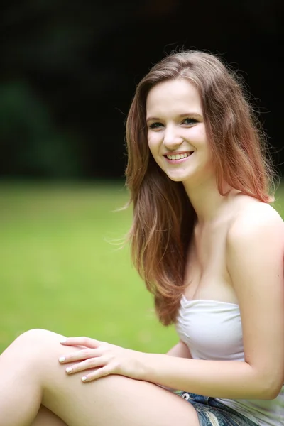 Portré egy szép tizenéves lány egy buja parkban — Stock Fotó