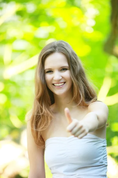 Felice giovane donna dando un pollice in su — Foto Stock