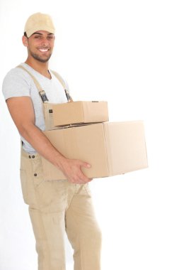 paketleri taşıyan genç teslimatçı