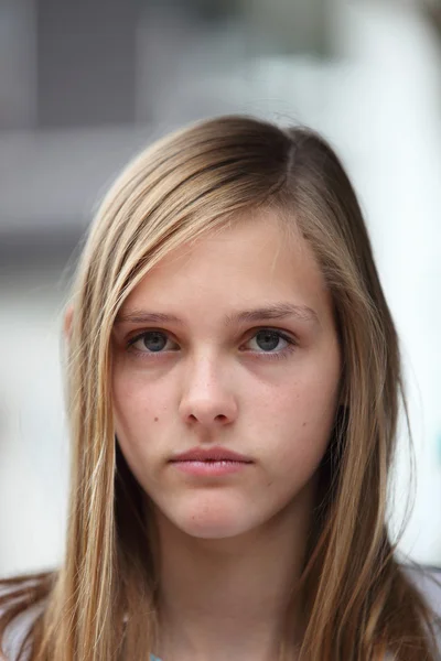 Jeune adolescente avec une expression sérieuse — Photo