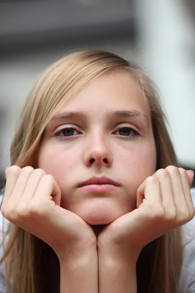 Aburrido jovencita mirando a la cámara — Foto de Stock