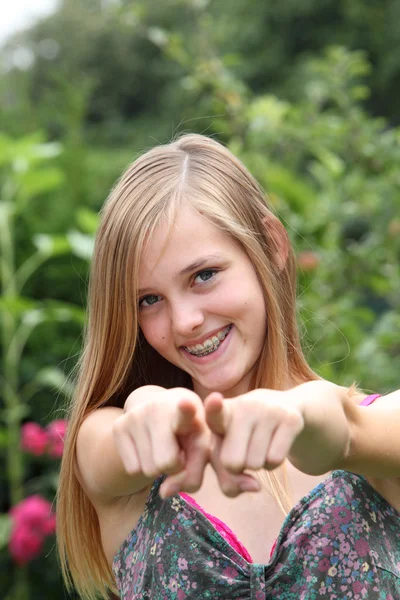 Junge Frau zeigt mit dem Finger in die Kamera — Stockfoto