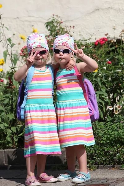 Leuke kleine twin meisjes maken v-signs — Stockfoto