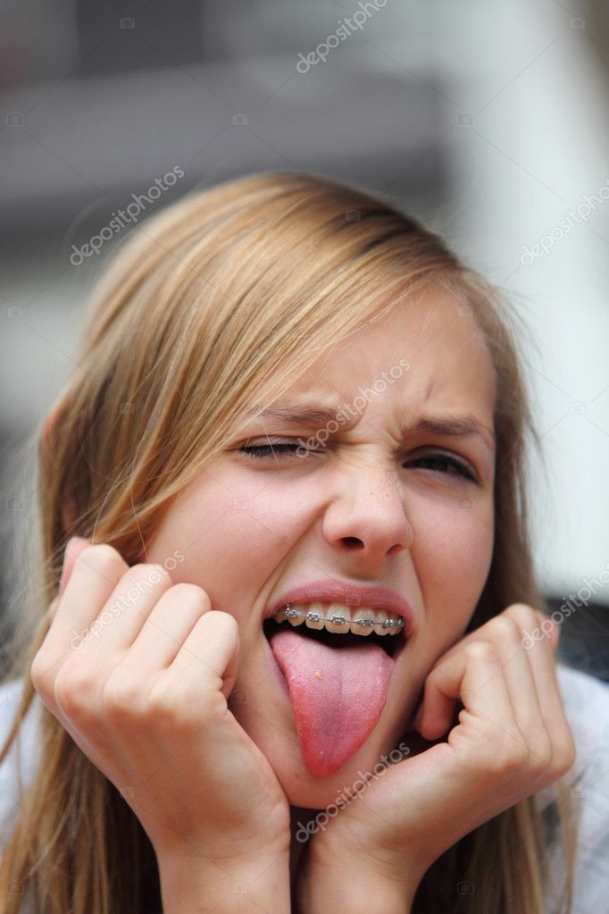 Yong chica con frenos que sobresalen de su lengua 2 image photo