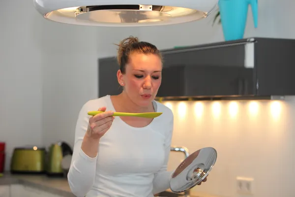 Femme au foyer sur le point de goûter sa cuisine — Photo