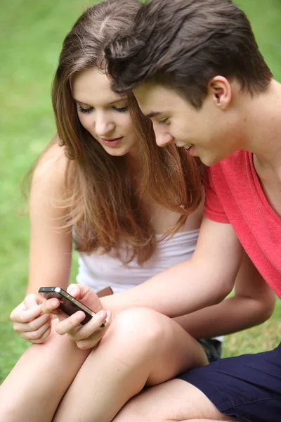 Giovani studenti che leggono un messaggio — Foto Stock