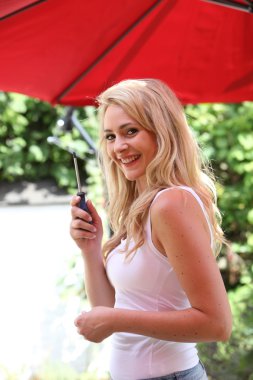 kadın bir şemsiye güneşin altında barınma