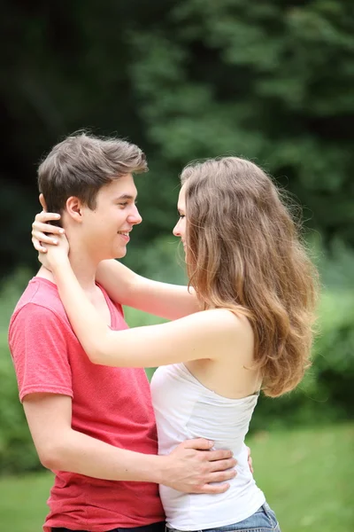 Amantes adolescentes românticos — Fotografia de Stock