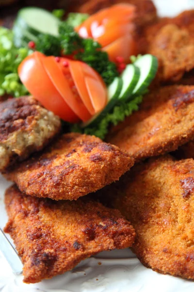 Crumbed vlees op een tabel met ontbijtbuffet — Stockfoto