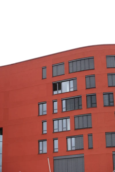 Esterno di un edificio rosso con finestre — Foto Stock