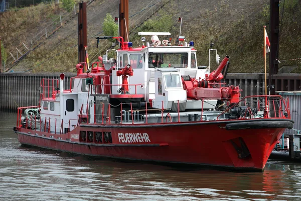 Fire inschrijving afgemeerd aan de kade in de haven — Stockfoto