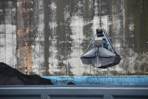 Bucket suspendat dintr-o macara — Fotografie, imagine de stoc