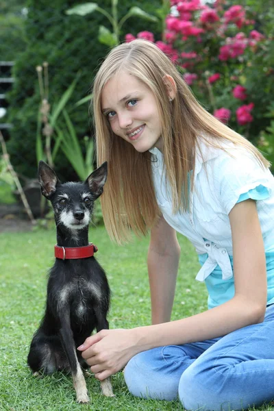 Usmívající se dospívající dívka se svým psem — Stock fotografie