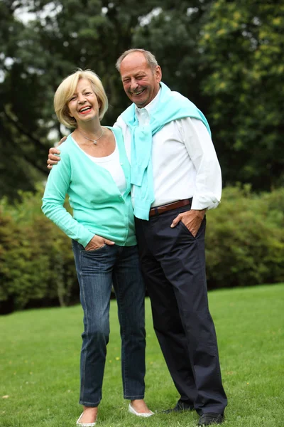 Rire détendu vieux couple — Photo