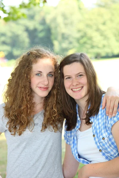 Zwei schöne junge Teenager-Mädchen — Stockfoto