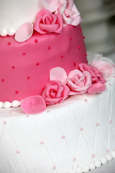 Bolo de casamento em camadas com rosas rosa — Fotografia de Stock