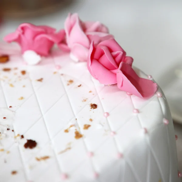 Rosas rosadas en un pastel de bodas — Foto de Stock