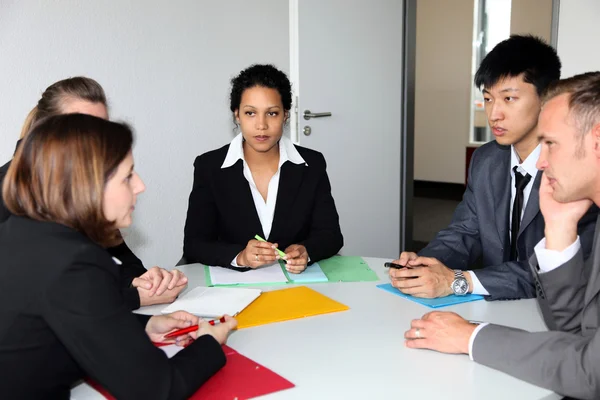 Grupp av affärsmän i ett möte — Stockfoto