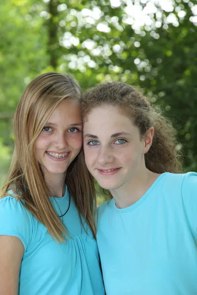 Dos adolescentes sonriendo mientras posan juntas — Foto de Stock