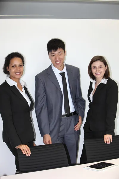 Internationales professionelles Team im Büro — Stockfoto