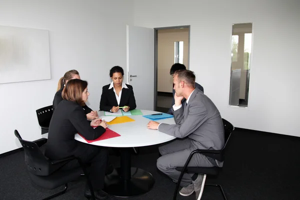 Equipo profesional joven en una reunión de negocios — Foto de Stock