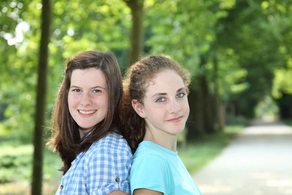 Two pretty teenage girls — Stock Photo, Image