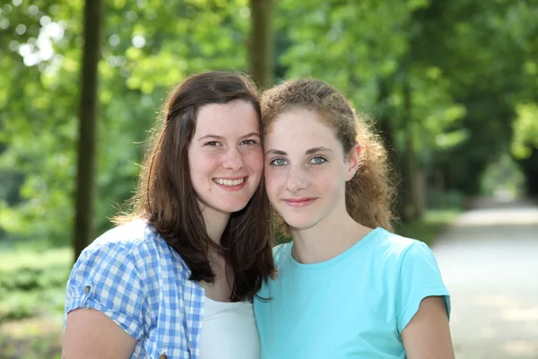 Deux amis adolescents souriants — Photo