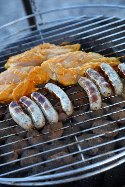 Mięsa grillowanie na grilla — Zdjęcie stockowe