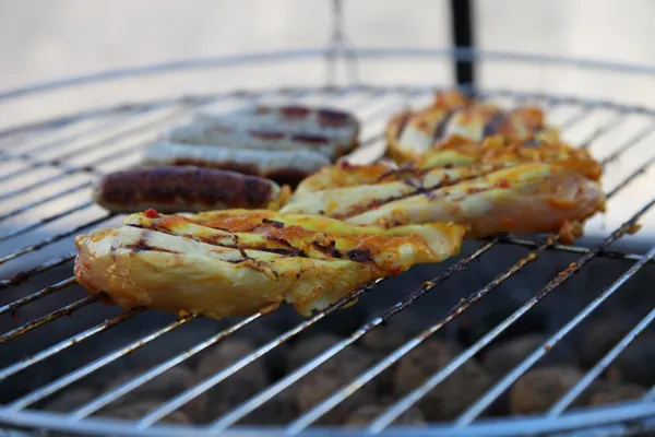 Kip grillen op een draagbare barbecue — Stockfoto