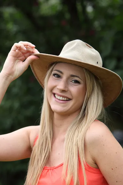 Livlig ung kvinna i en trendig hatt — Stockfoto