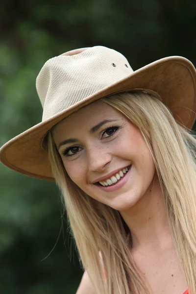 Mulher feliz em um chapéu na moda — Fotografia de Stock