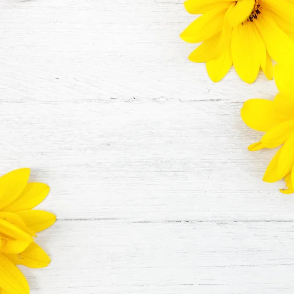 Fondo de madera con flores amarillas — Foto de Stock