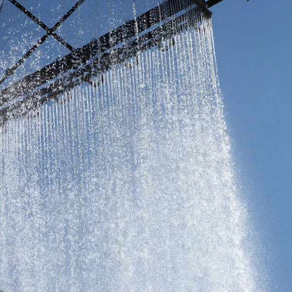 Decoratieve gordijn van stromend water — Stockfoto