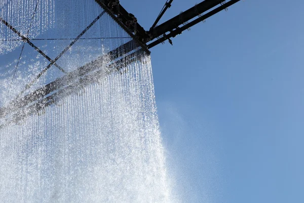 Funkelnder Ziervorhang aus fallendem Wasser — Stockfoto