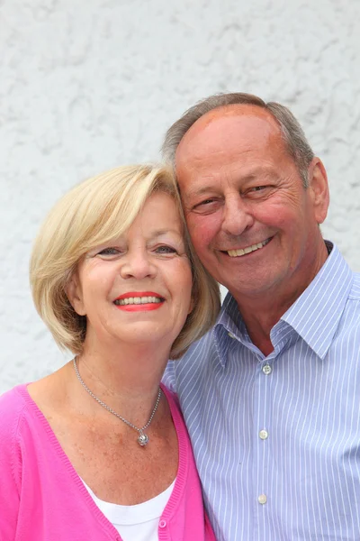 Glückliches, freundliches Seniorenpaar — Stockfoto
