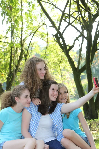 Tienermeisjes poseren voor een zelfportret — Stockfoto