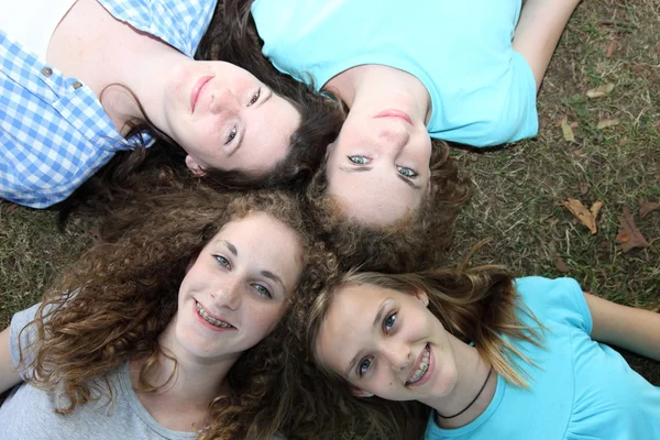 Quatro meninas adolescentes atraentes sorridentes — Fotografia de Stock